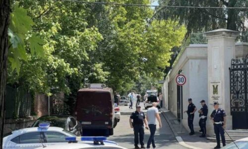 Útočník s kušou zranil srbského policajta strážiaceho izraelské veľvyslanectvo v Belehrade
