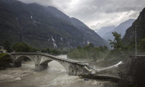 Búrky spôsobili záplavy a zosuv pôdy vo Švajčiarsku, najmenej dvaja ľudia zomreli