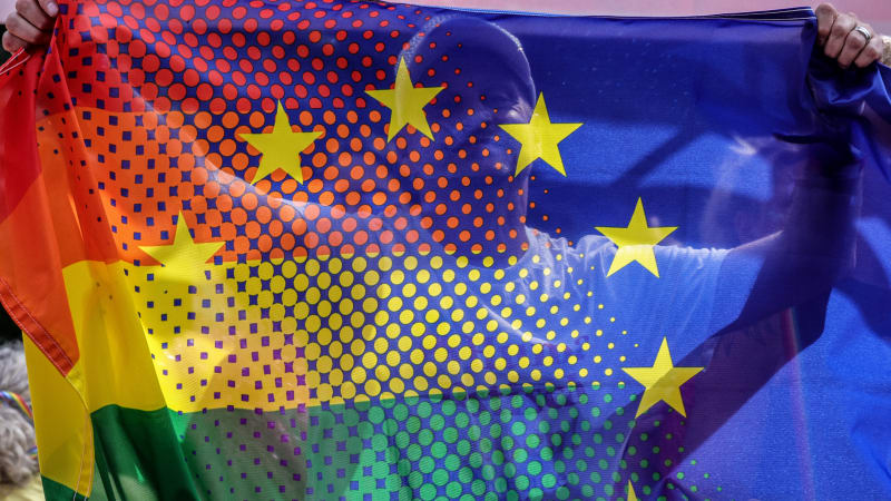 KOMENTÁŘ: Slib budoucích europoslanců neziskovce. V Bruselu mají bojovat za zájmy LGBT