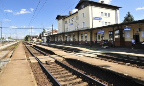 V Nymburku málem došlo k železniční nehodě. Vlak projel návěstidlo stůj, provoz stojí