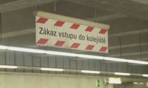 V pražském metru se zřítila na nástupiště část stropu. Na místě zasahují hasiči