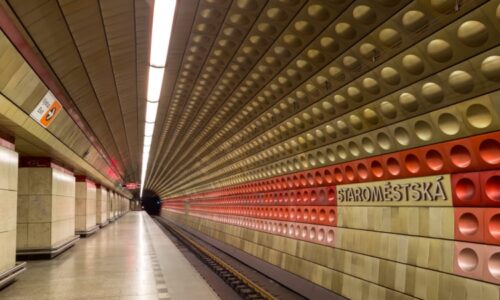 Drama v pražském metru: Mladík vytáhl pistoli na jiného pasažéra, incident zachytily kamery
