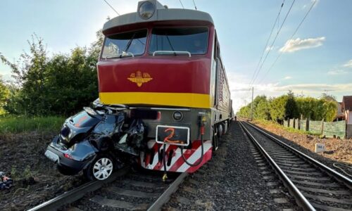 Vlak na Mělnicku smetl auto z přejezdu, řidič zemřel. Hasiči evakuovali přes 50 cestujících