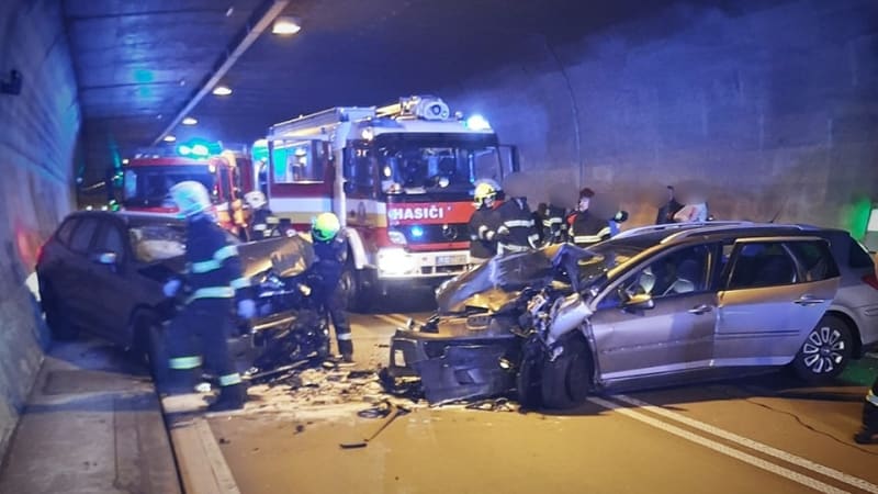 Děsivá nehoda na Slovensku. V tunelu se srazila auta, zraněným pomohli duchapřítomní řidiči