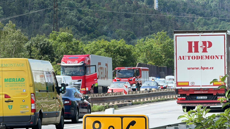 Smrt motorkáře zastavila provoz na dálnici za Prahou. Střetl se s nákladním vozem
