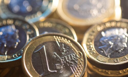 Euro kleslo na šesťtýždňové minimum, dvôvodom je politická neistota vo Francúzsku