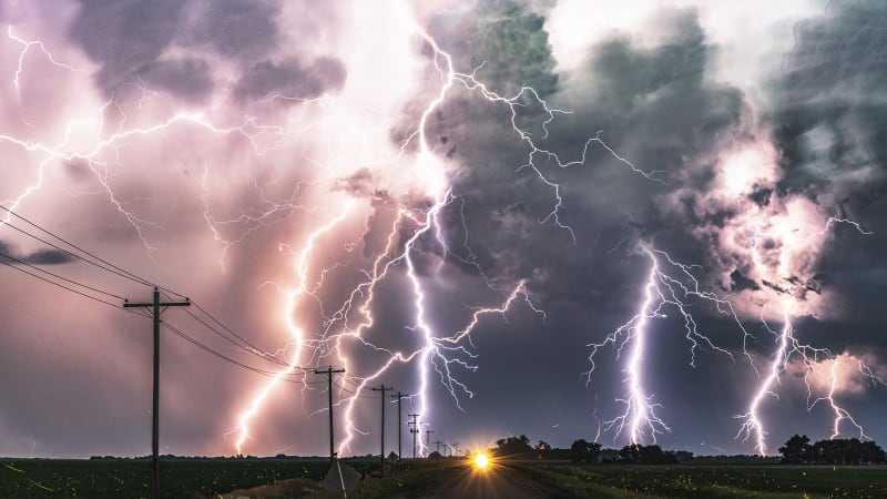 VÝSTRAHA: Česko zasáhnou silné bouřky s krupobitím. Vítr může vyvracet stromy, hrozí povodně