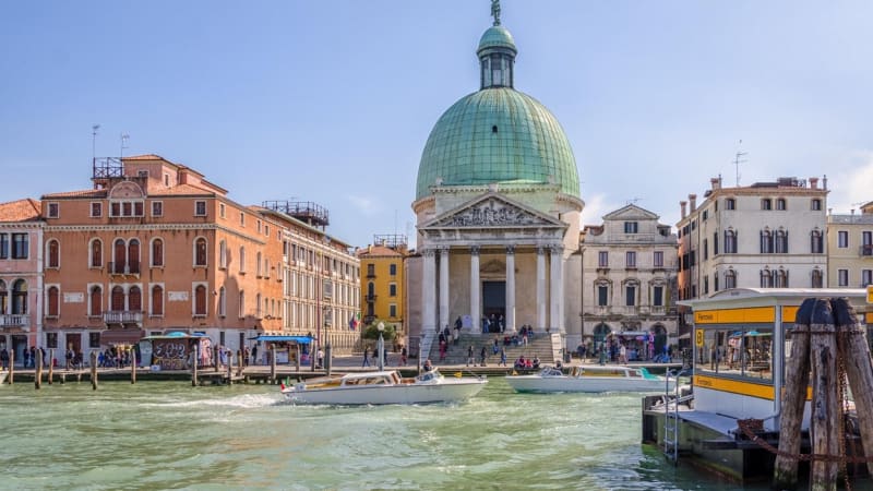 Benátky zasahují proti turistům. Zakázaly reproduktory i velké skupiny na veřejnosti