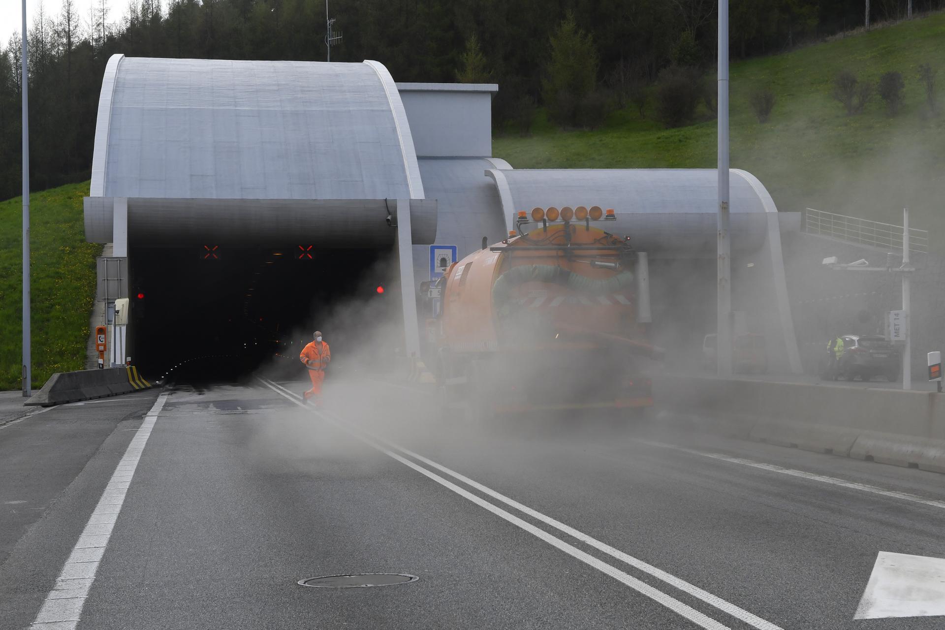 Pre zrážku dvoch áut uzatvorili tunel Branisko, zranilo sa šesť osôb vrátane detí
