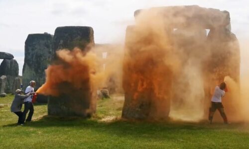 Klimatičtí aktivisté posprejovali Stonehenge. Barva bude pryč dřív než ty, vysmáli se premiérovi