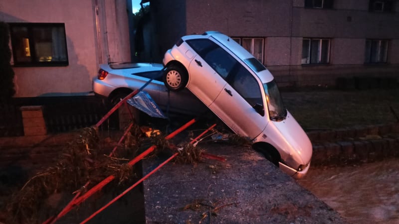 Spoušť po bouřkách: Voda opět pustošila obce na Moravě, v Praze vyplavila supermarket