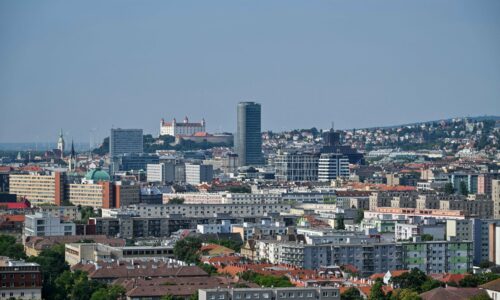 Slovenská ekonomika rástla štvrtý kvartál po sebe najrýchlejšie v regióne, poukázal analytický inštitút