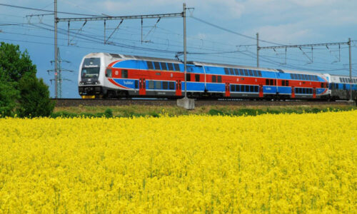 Hlavní železniční koridor v Česku stojí. Porucha vedení omezila desítky spojů