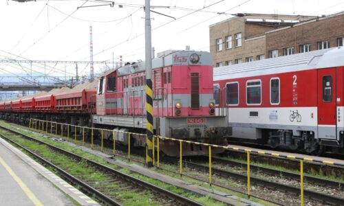 Ďalšia tragédia na železniciach: Na trati pri Pezinku zomrel človek, ľahol si pred prichádzajúci vlak