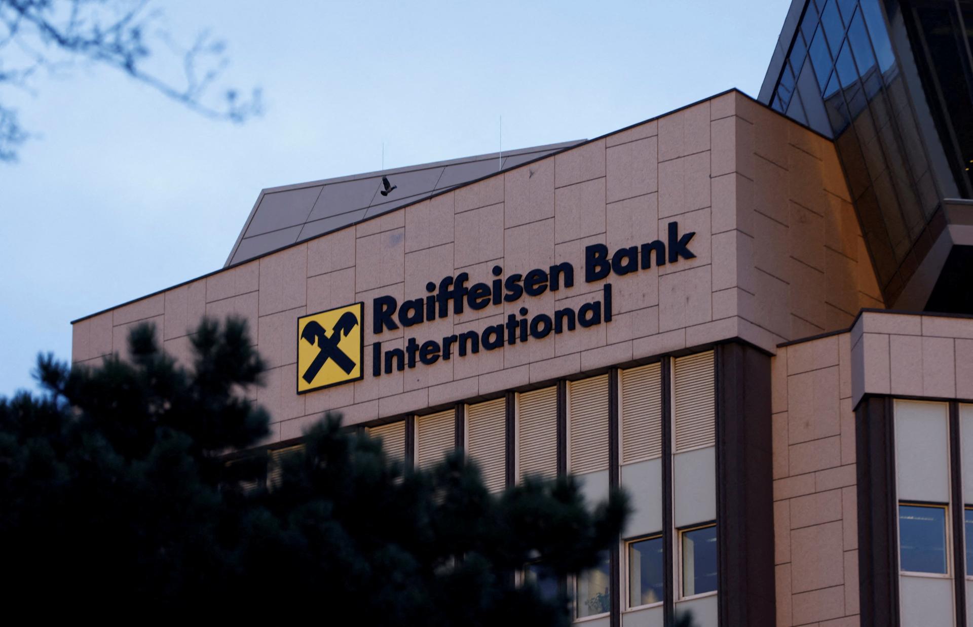 Ruská časť rakúskej banky Raiffeisen musí na príkaz ECB znížiť úverové portfólio