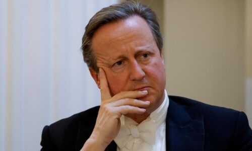 Cameron naletel podvodníkovi, ktorý sa vydával za ukrajinského exprezidenta Porošenka