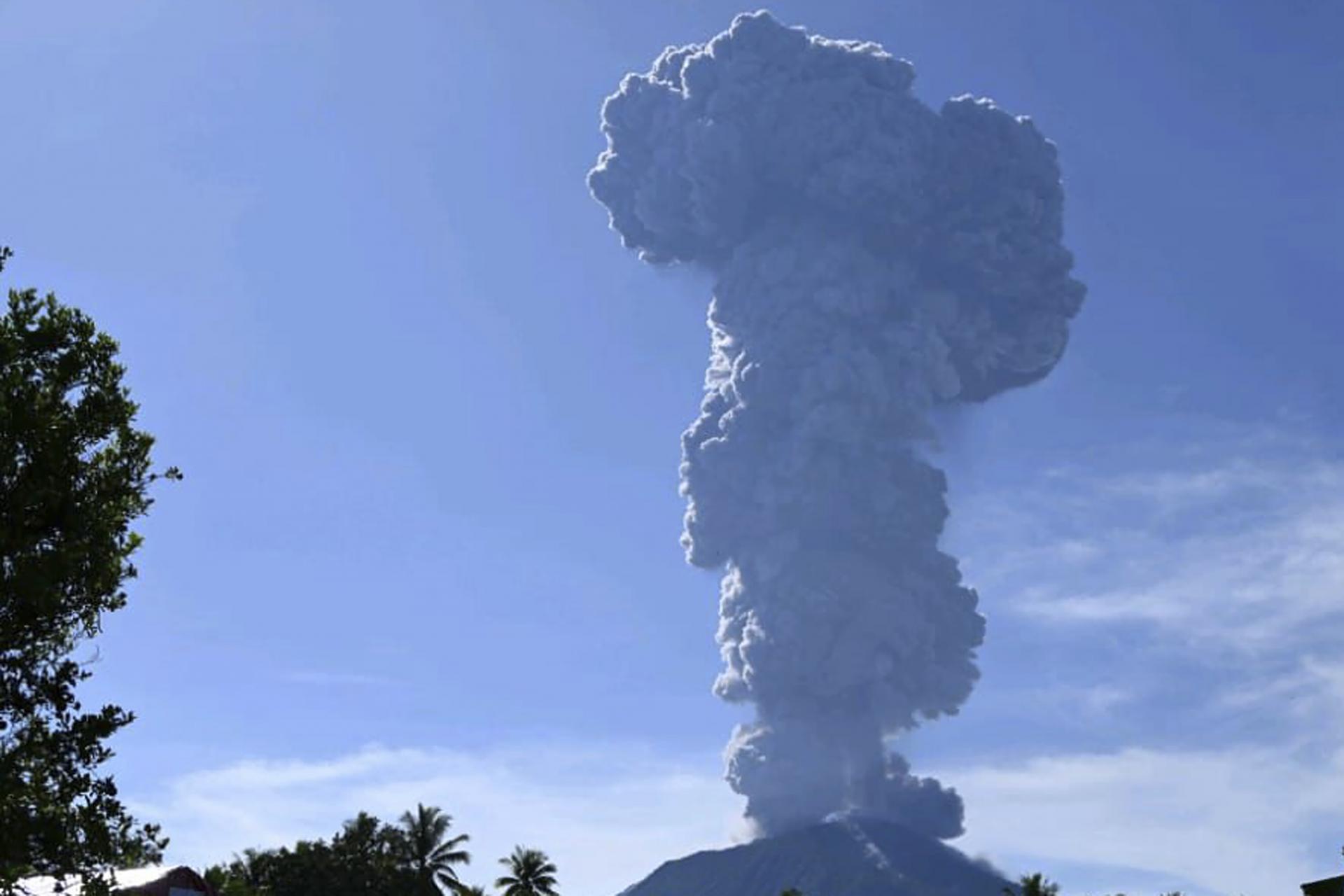 Indonézska sopka Ibu opäť vybuchla, do ovzdušia chrlí popol