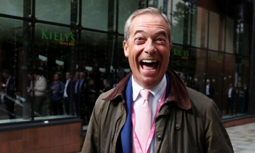 Brexitový démon je späť. Farage zašiel na pivo, ohlásil kandidatúru a obliali ho