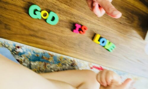 Moja dcérka je moj vytúžený zázrak
Milujem jej “odkazy”, ktoré si píše v detskej izbe, potom nás vezme za ruku a ide nám to ukázať.

Dnes ráno som doma nebo…