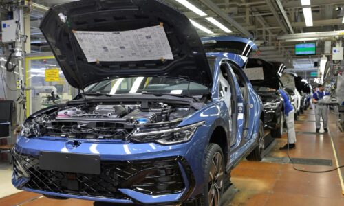 Volvo, Volkswagen aj Porche. Akcie európskych automobiliek padajú pre obavy z odvetných opatrení Číny