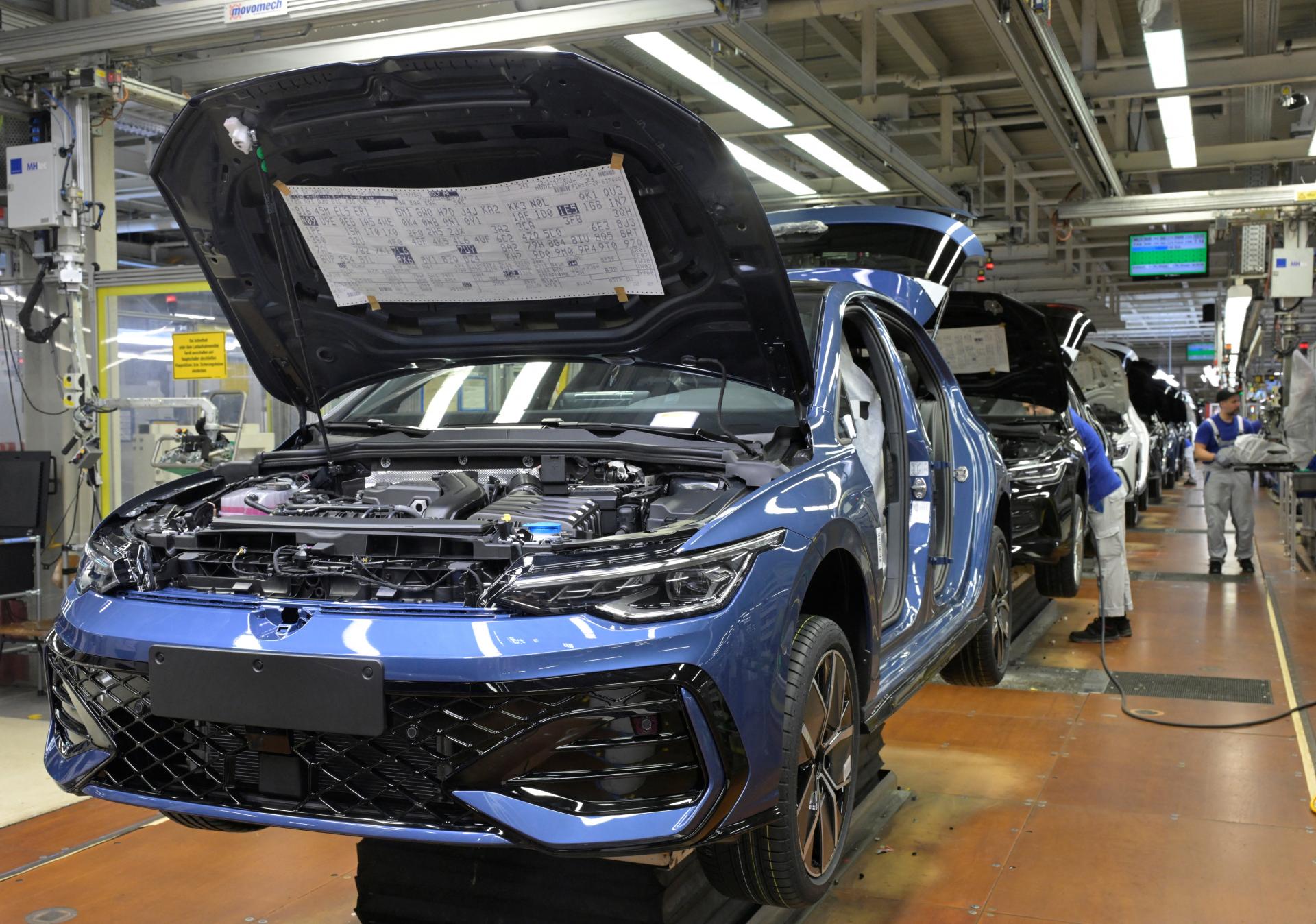 Volvo, Volkswagen aj Porche. Akcie európskych automobiliek padajú pre obavy z odvetných opatrení Číny