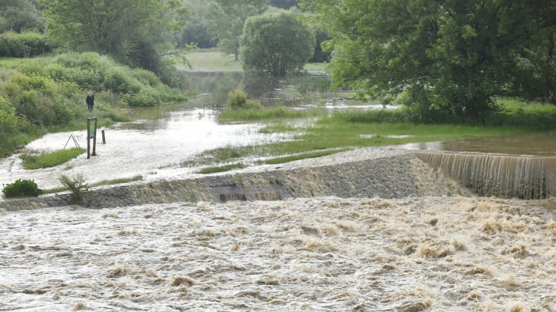 Hladiny řek neklesají. Odpoledne se mohou ještě rozvodnit, varují meteorologové