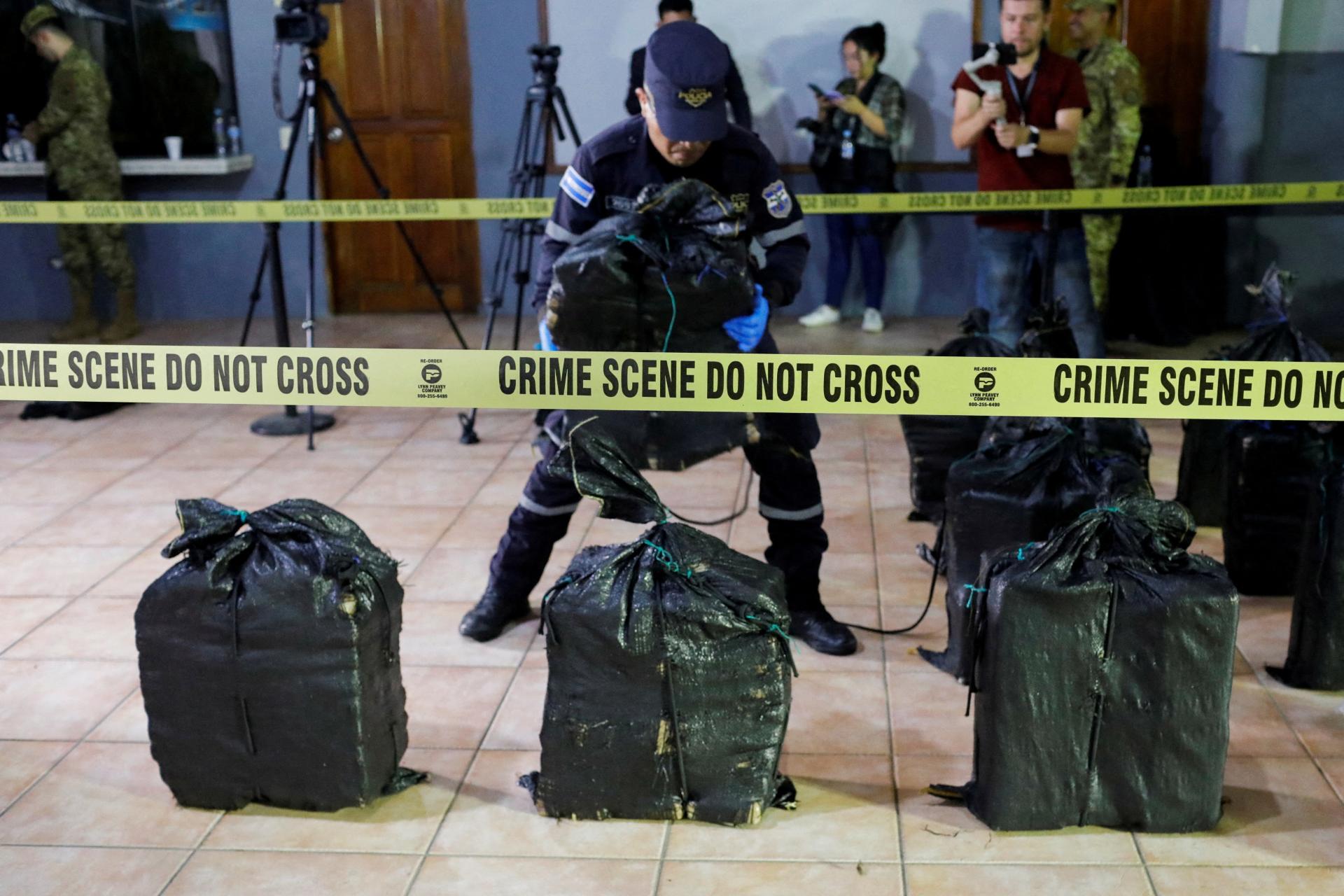 Osem ton kokaínu. Europol rozbil veľký drogový kartel, ktorý dodával nelegálne látky do Európy