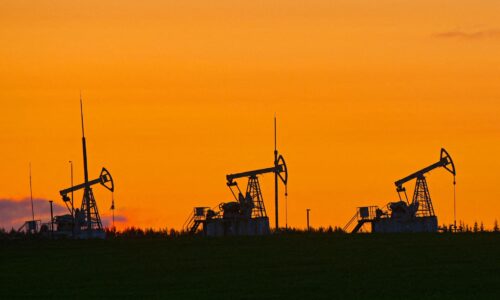 Ceny ropy klesli, vývoj ovplyvnili veľké zásoby komodity v USA a americký Fed