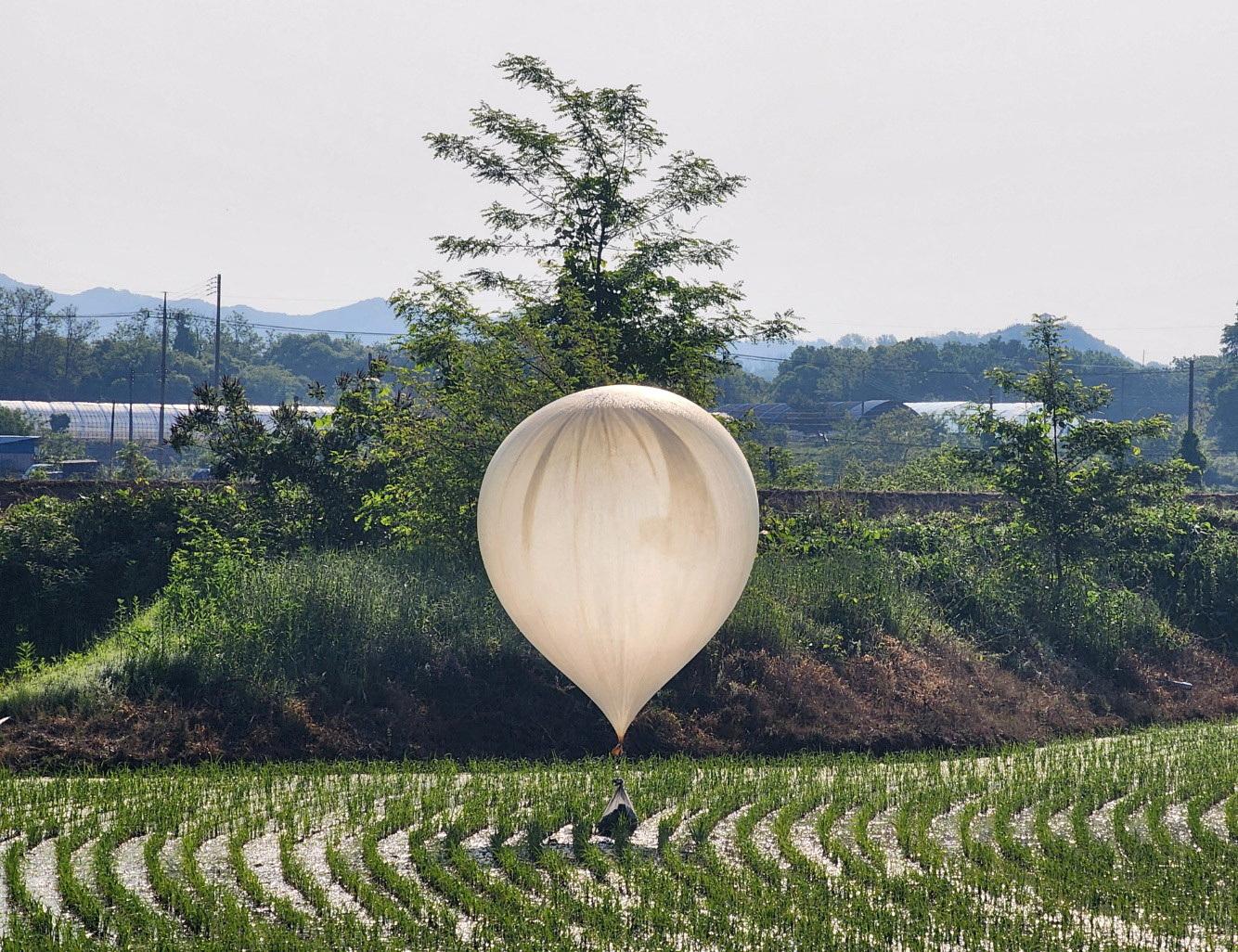 Severná Kórea poslala cez hranice ďalšie stovky balónov s vrecami odpadkov