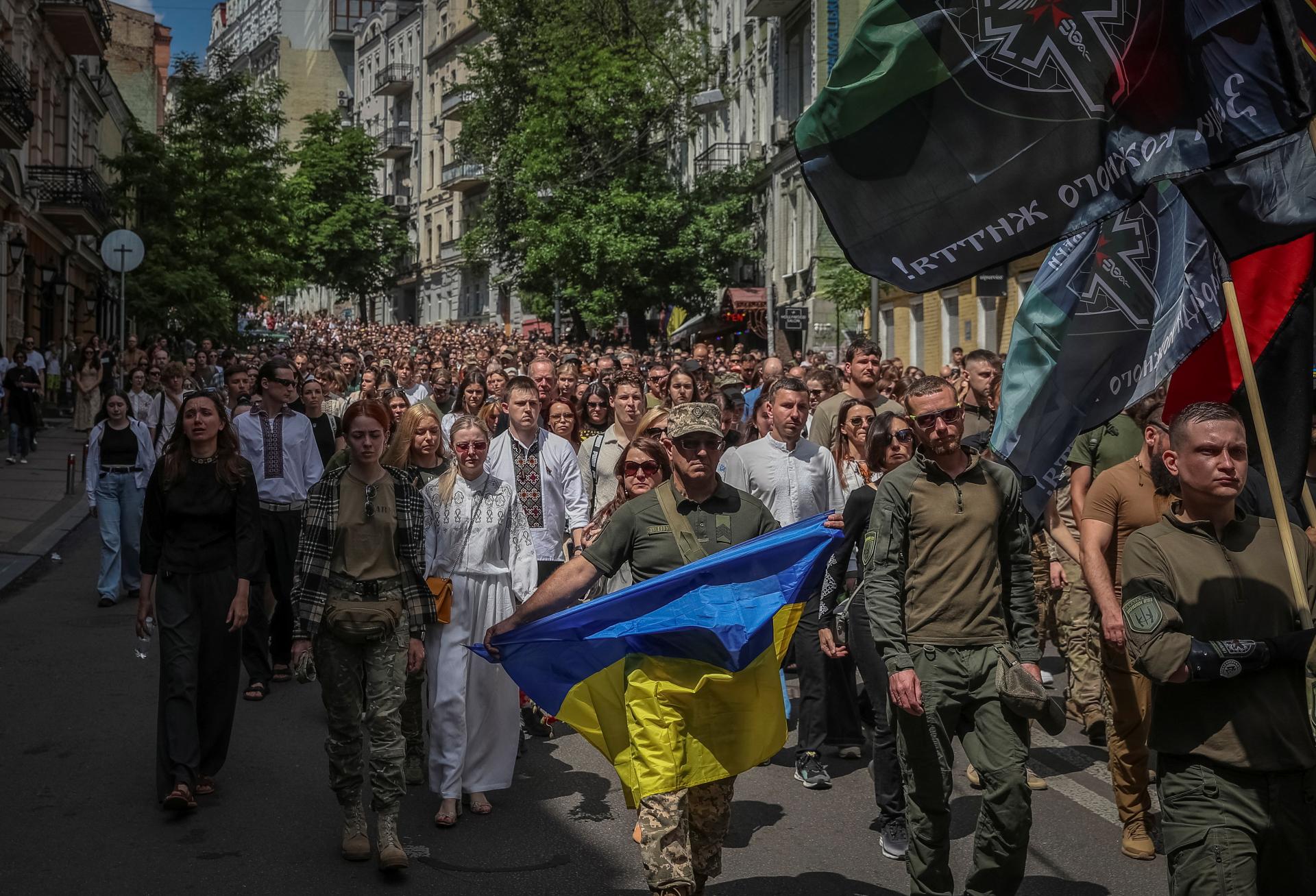 Takmer tisíc ľudí v Kyjeve prišlo na pohreb mladej novinárky, zahynula na fronte