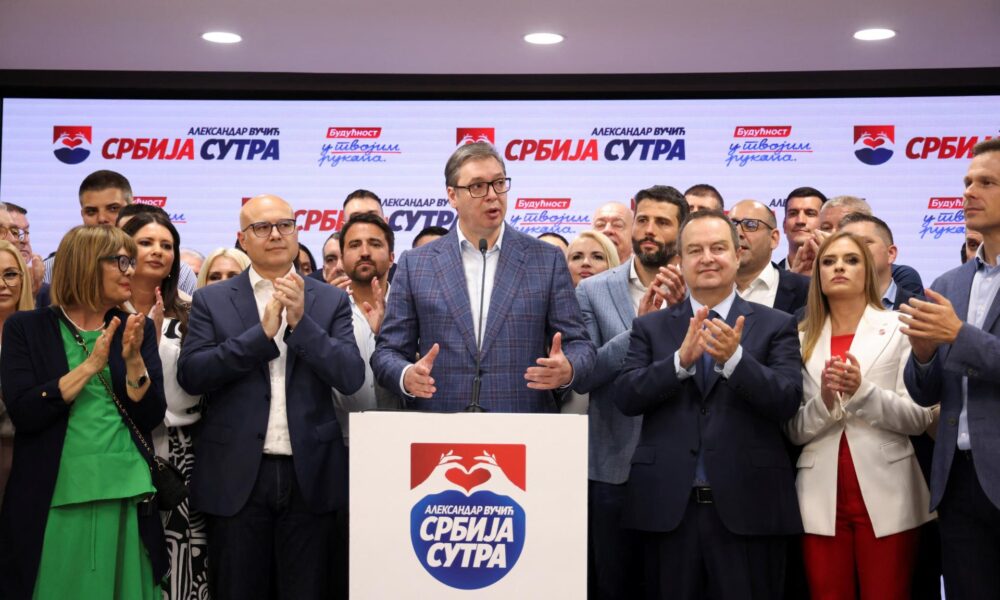 Srbská vláda hovorí o úspechu v komunálnych voľbách, opozícia o nezrovnalostiach