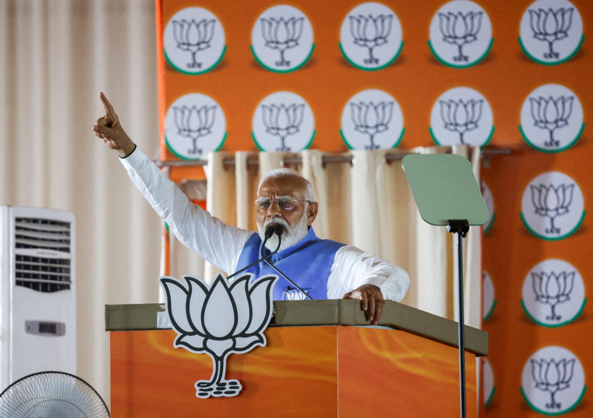 Indický premiér smeruje k víťazstvu vo voľbách, jeho oponent je opäť vo väzení
