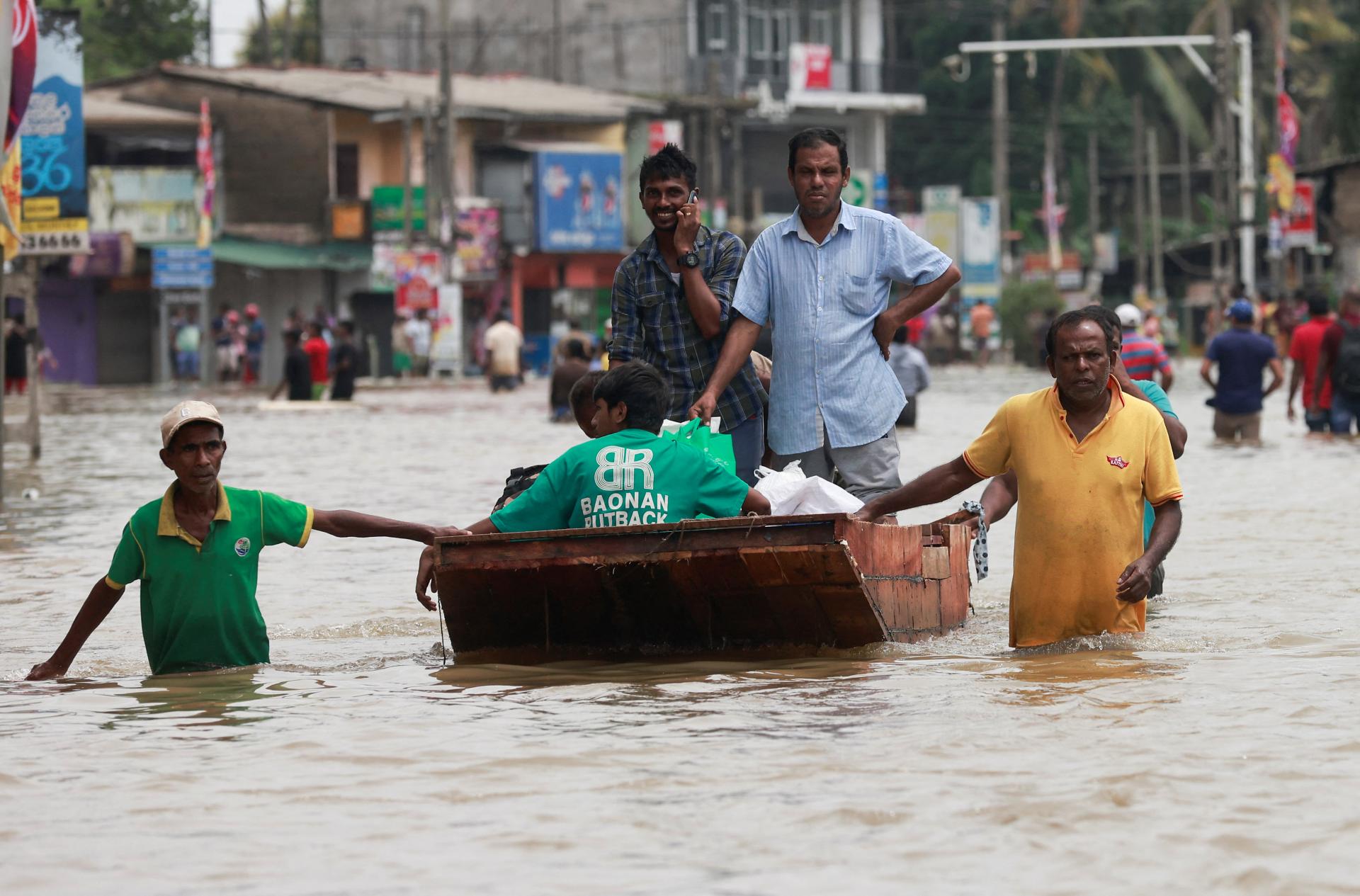 Záplavy a zosuvy pôdy na Srí Lanke si vyžiadali už 12 životov