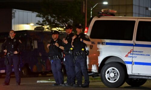 Policajti v New Yorku zastrelili chlapca, ktorý na nich mieril replikou zbrane. Mysleli si, že je reálna