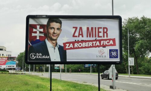 Smer na poslednú chvíľu prichádza so zmenou. Prelepil bilbordy, do eurovolieb ide „Za Roberta Fica“