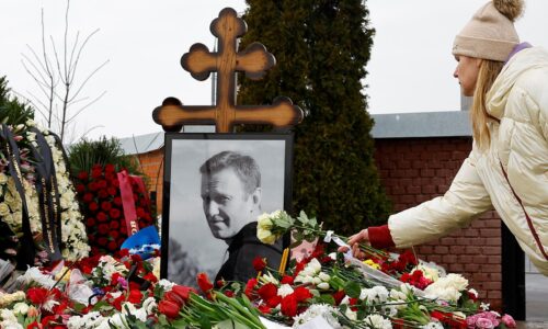 Navaľnyj by mal dnes narodeniny, jeho hrob v Moskve je pokrytý kvetmi