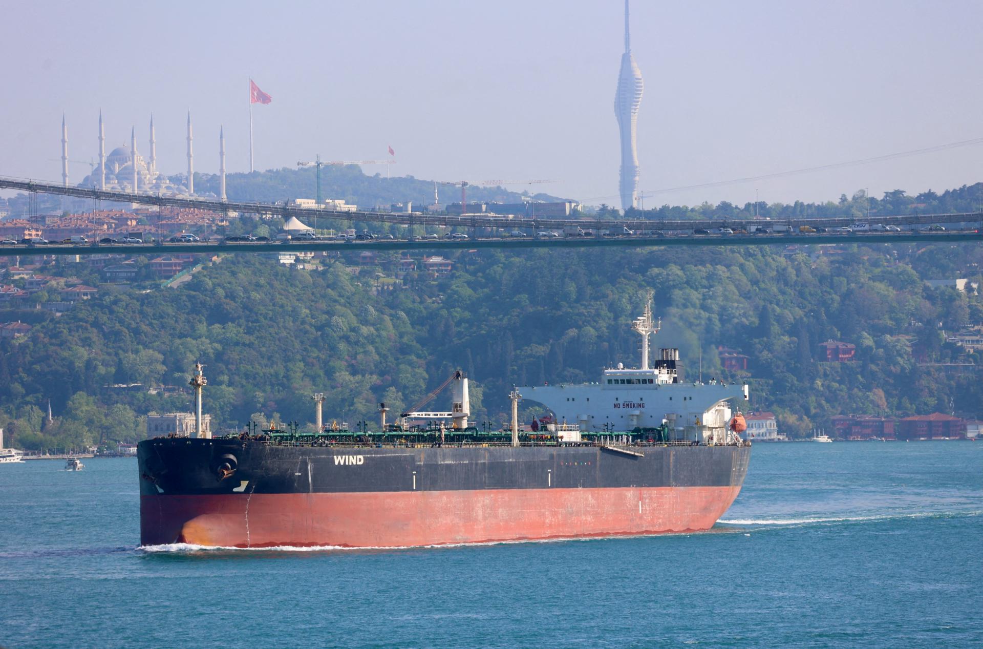 Británia uvalila sankcie na ruské lode slúžiace na obchádzanie západných obmedzení vývozu ropy