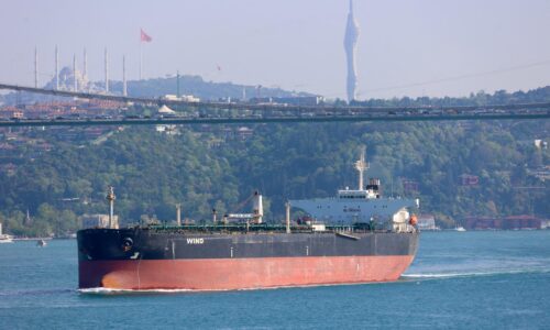 Ruský tanker v tichosti preložil ropu na inú loď, aby obišiel sankcie. Moskva podkopáva autoritu USA