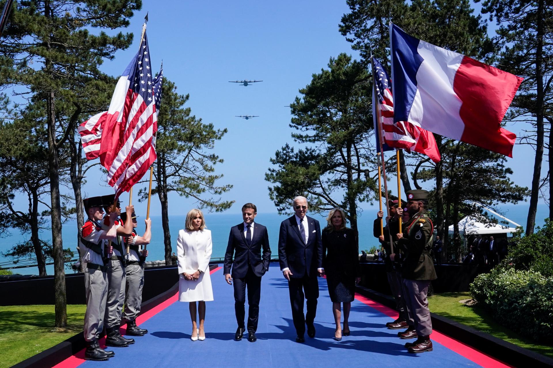 Demokracia je v najväčšom ohrození od svetovej vojny, varoval Biden z Normandie