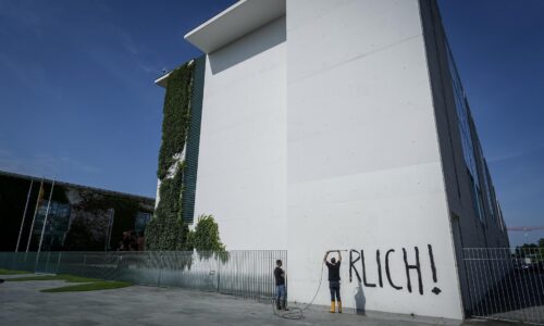 Klimatickí aktivisti namaľovali slogan na sídlo kancelára Scholza