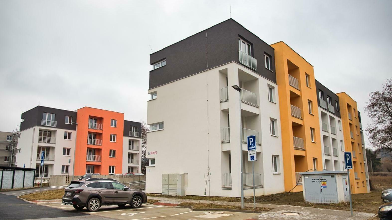 Podpora nájomného bývania „po slovensky“: V jednom meste sa búria, v druhom je viac žiadostí ako bytov