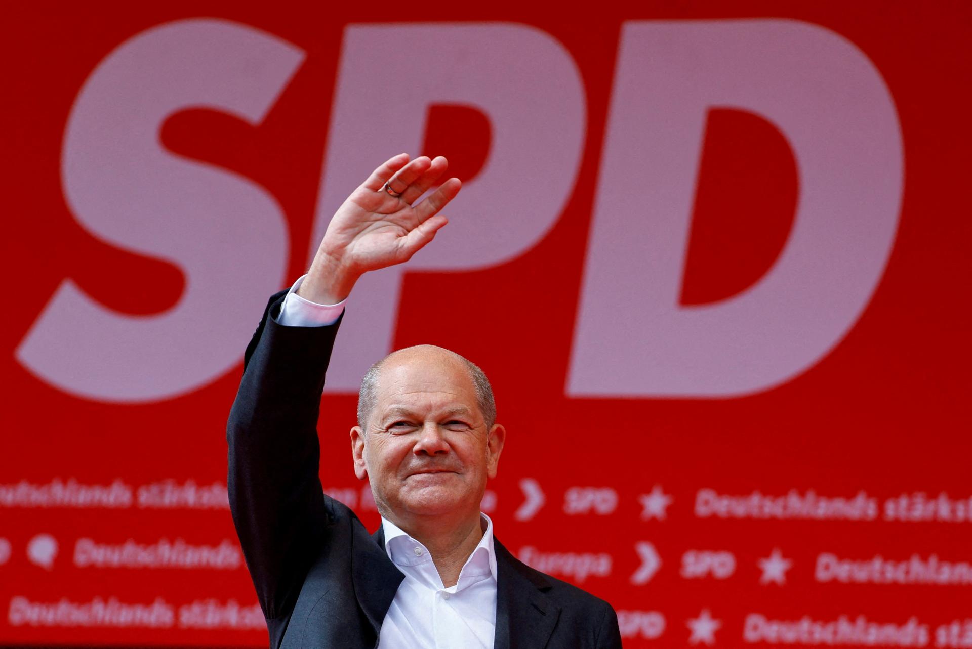 Scholz po násilnostiach sprevádzajúcich voľby sľúbil, že bude obhajovať slobodu prejavu