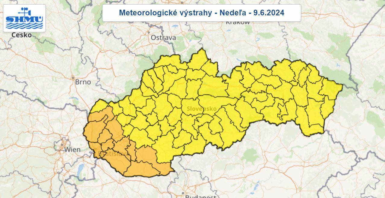 K hraniciam Slovenska sa blížia supercelárne búrky, vydali výstrahy druhého stupňa