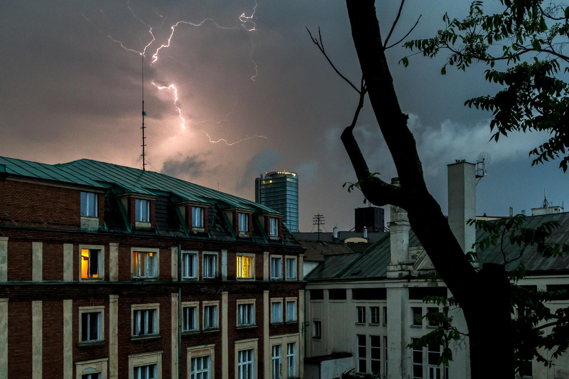 Na Podunajskej nížine sa vyskytli silné búrky, objavujú sa aj supercely