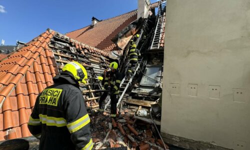 V centre Prahy zasahujú hasiči, horí strecha jednej z budov pri Týnskom chráme