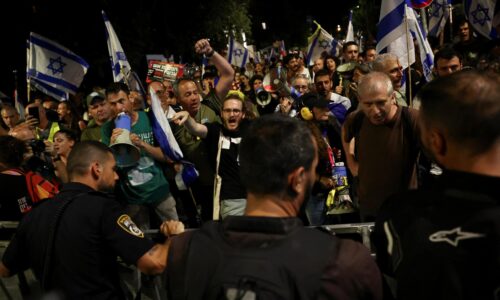 Predčasné voľby žiadali v Jeruzaleme desaťtisíce demonštrantov, kritizujú Netanjahuovo vedenie vojny
