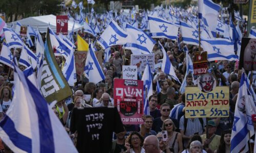 Desaťtisíce ľudí v Izraeli vyšli do ulíc na protest proti Netanjahuovi, blokujú dopravu