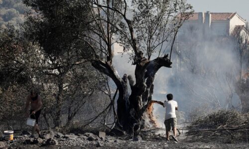Grécke úrady evakuovali niekoľko obcí, ohrozujú ich lesné požiare