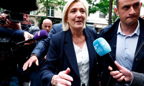 Vo Francúzsku začalo prvé kolo predčasných parlamentných volieb. Očakáva sa víťazstvo Le Penovej