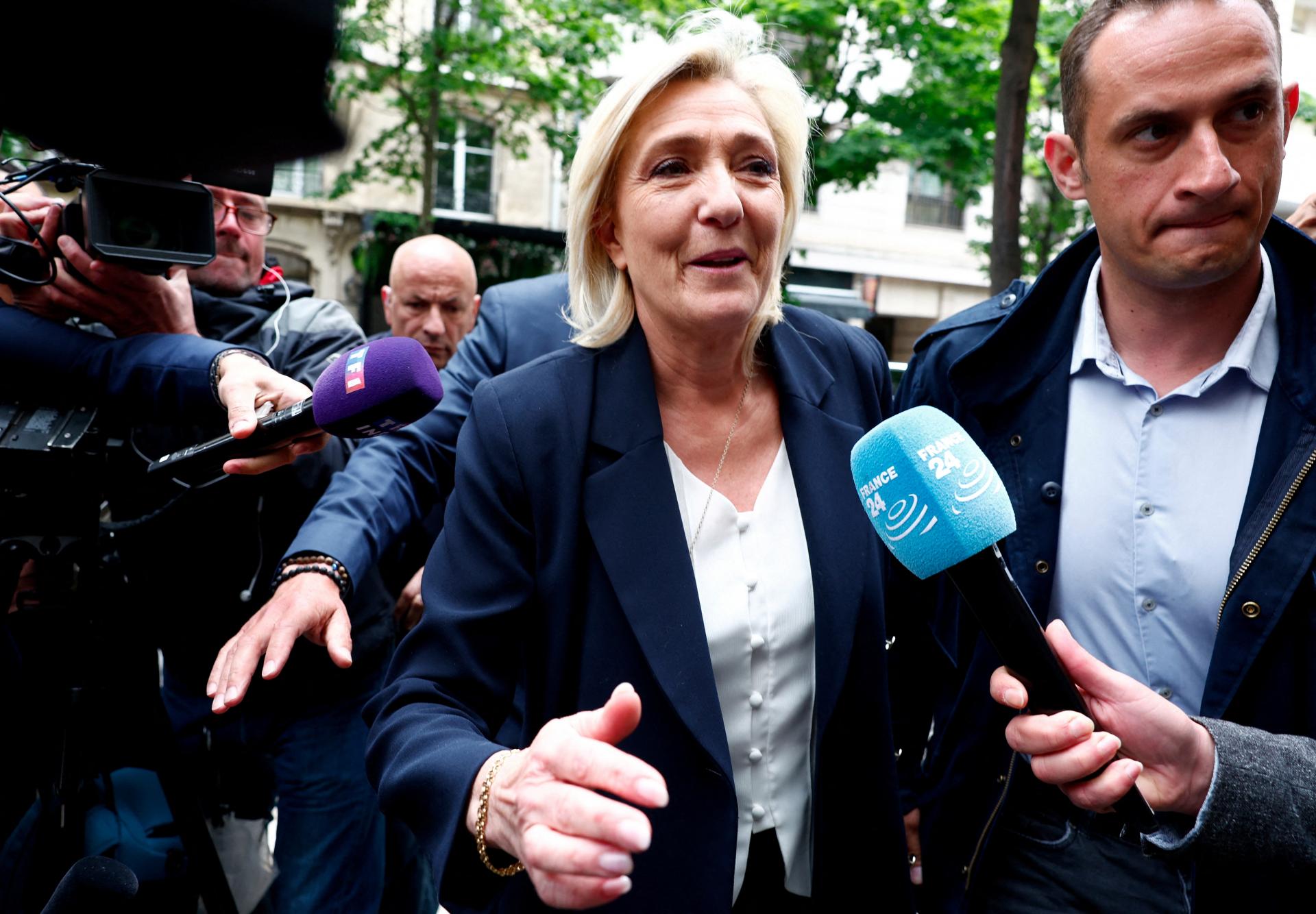 Vo Francúzsku začalo prvé kolo predčasných parlamentných volieb. Očakáva sa víťazstvo Le Penovej
